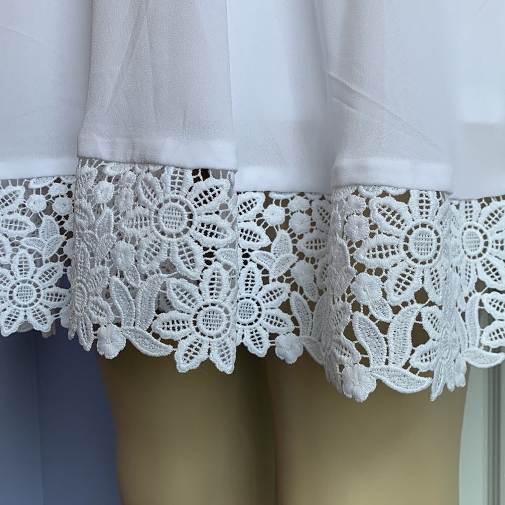 Beautiful Express cut out Lace white Party Dress size 4